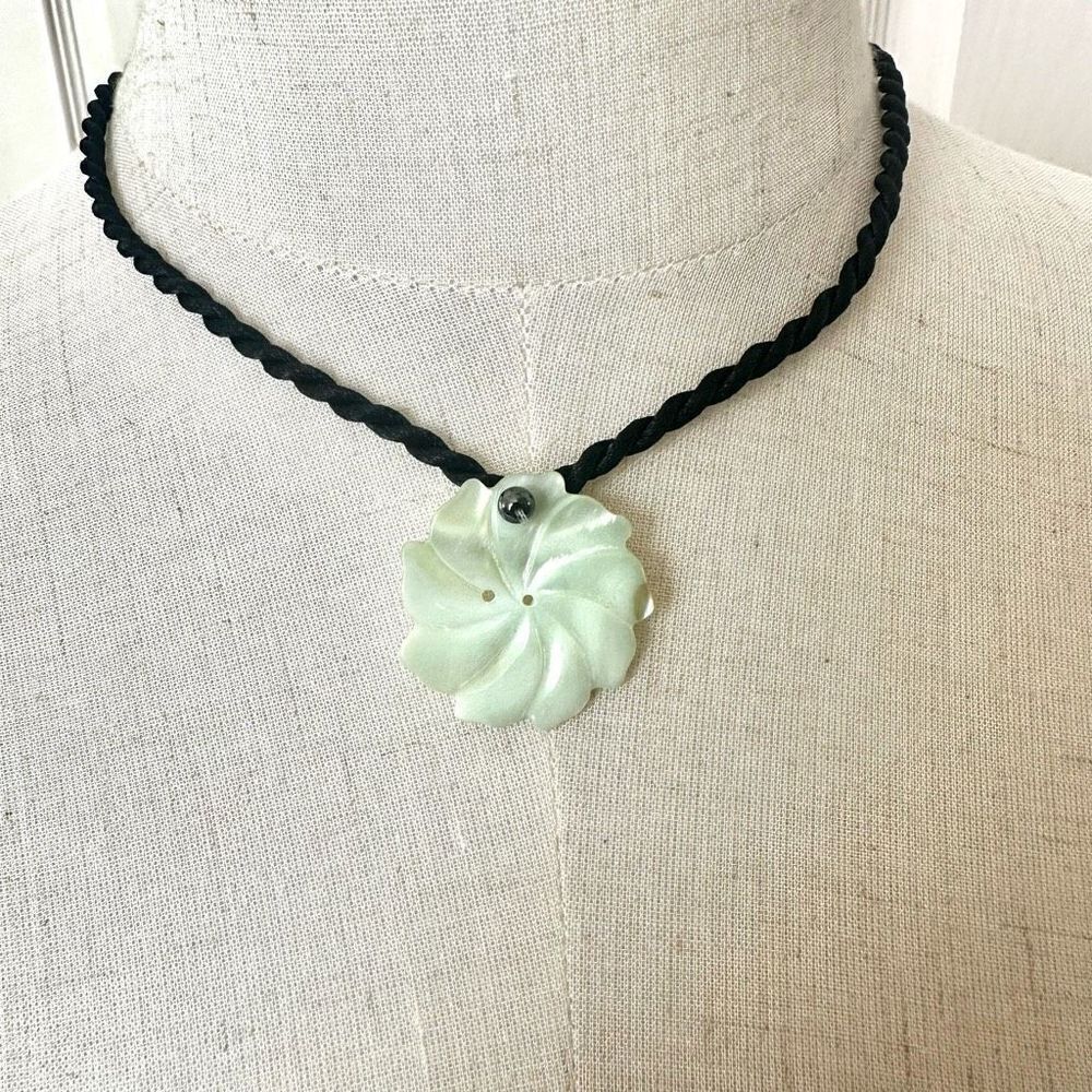 Green flower shell choker necklace